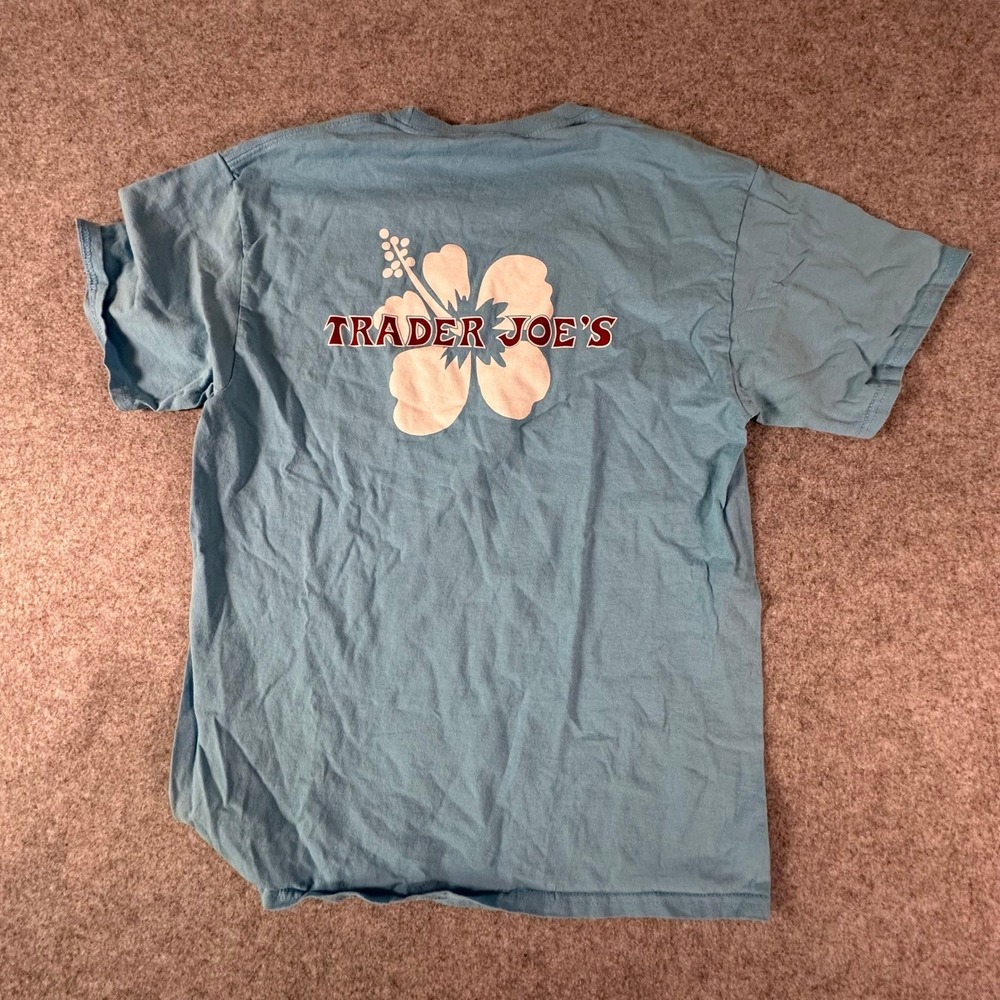 Trader Joe's T-Shirt Mens Medium Light Blue Hibiscus Graphic Short Sleeve